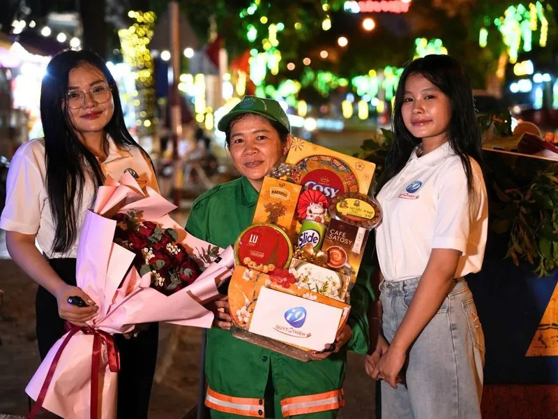 Hình ảnh đồng hồ và quy trình hỗ trợ khách hàng