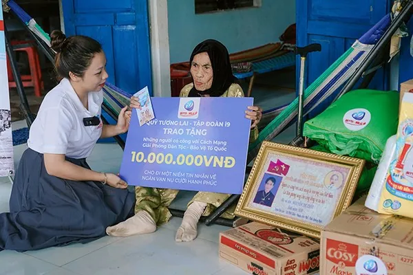 Một người đang sử dụng máy tính để trò chuyện với hỗ trợ trực tuyến