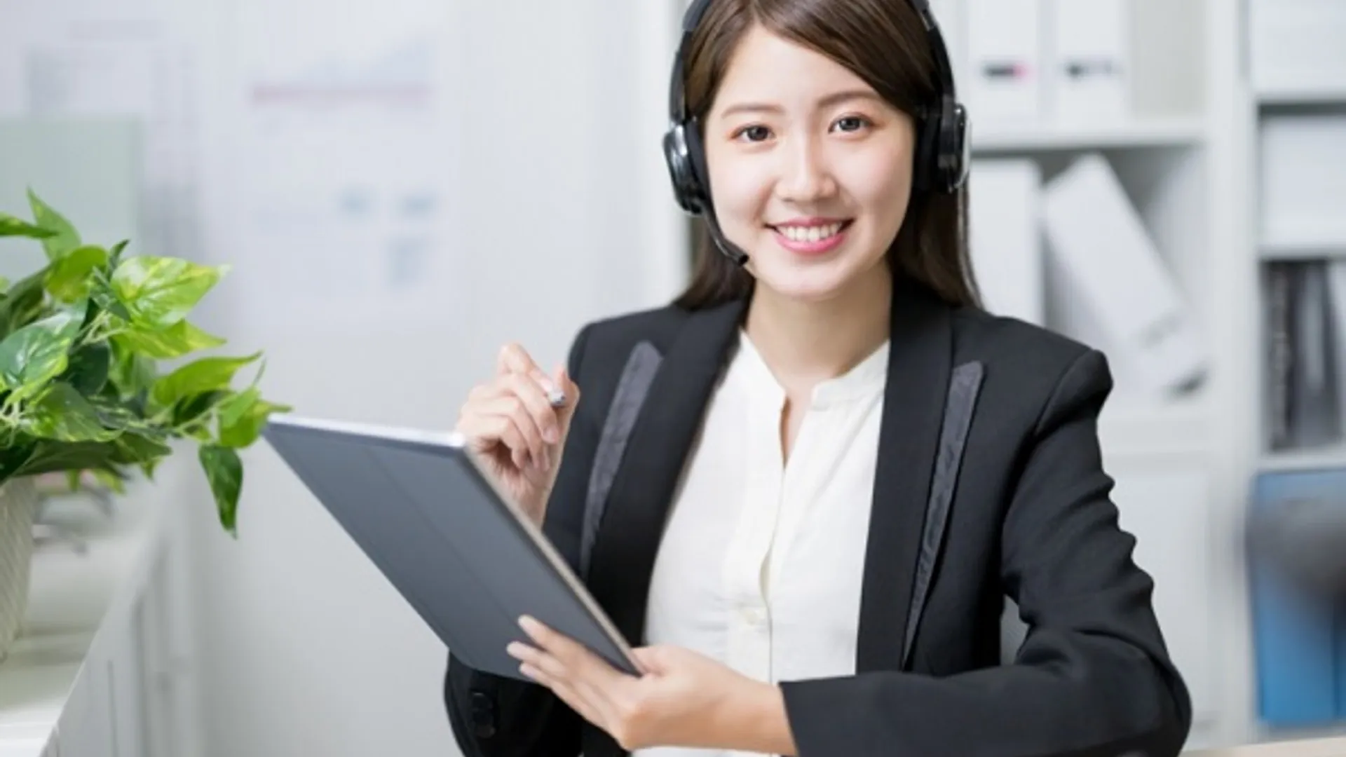 Hình ảnh hỗ trợ khách hàng m88 giải đáp thắc mắc về tài khoản